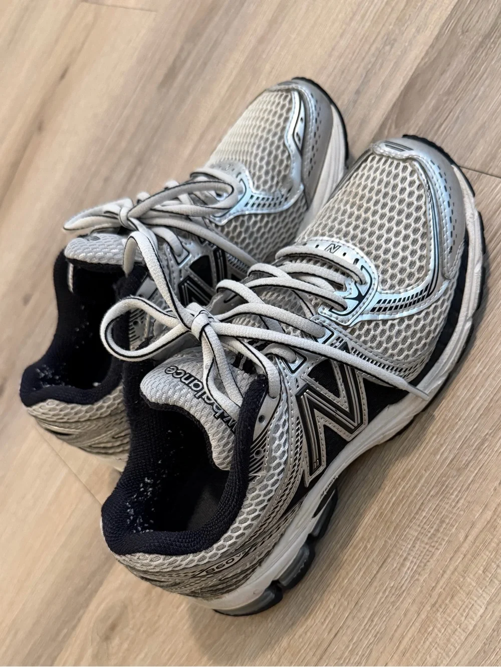 New Balance 860